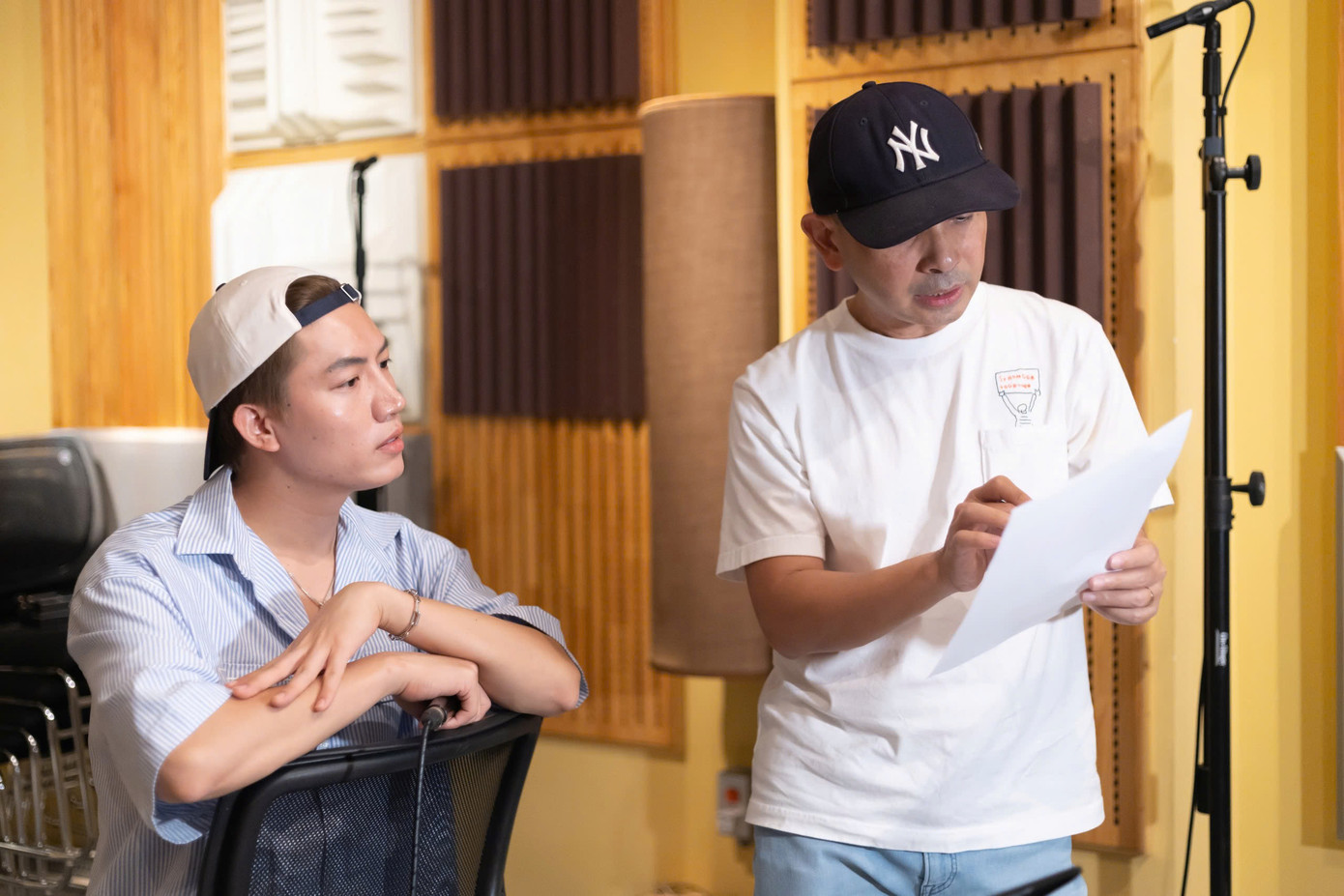 Voi Bản Đôn Anh Tú được nhạc sĩ Đức Trí hướng dẫn xử lý ca khúc trong buổi tập luyện tại phòng thu.