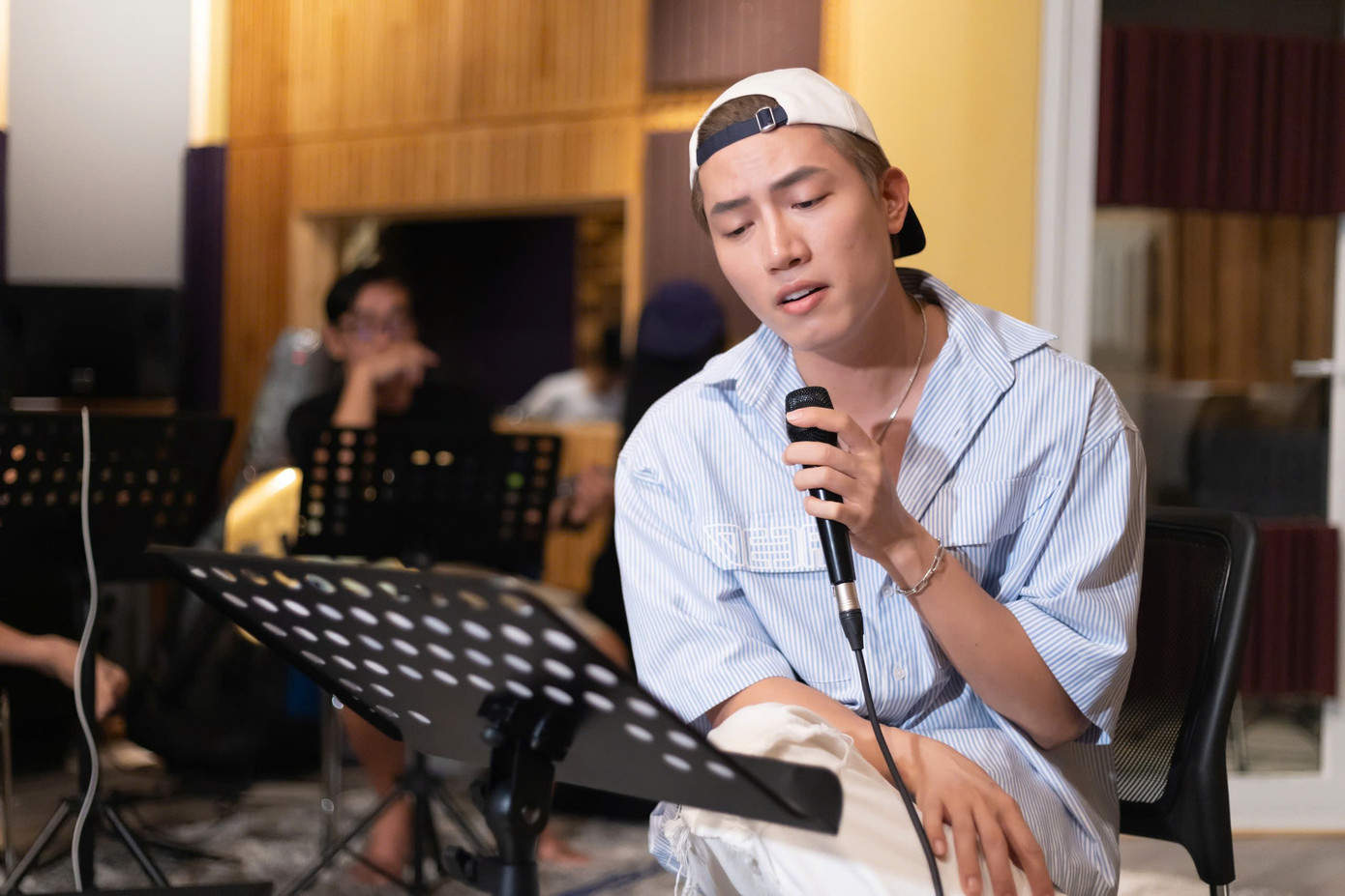 Tại buổi tập luyện, Anh Tú cho biết anh được nhạc sĩ Đức Trí cho phép nam ca sĩ sửa lời bài hát nổi tiếng.