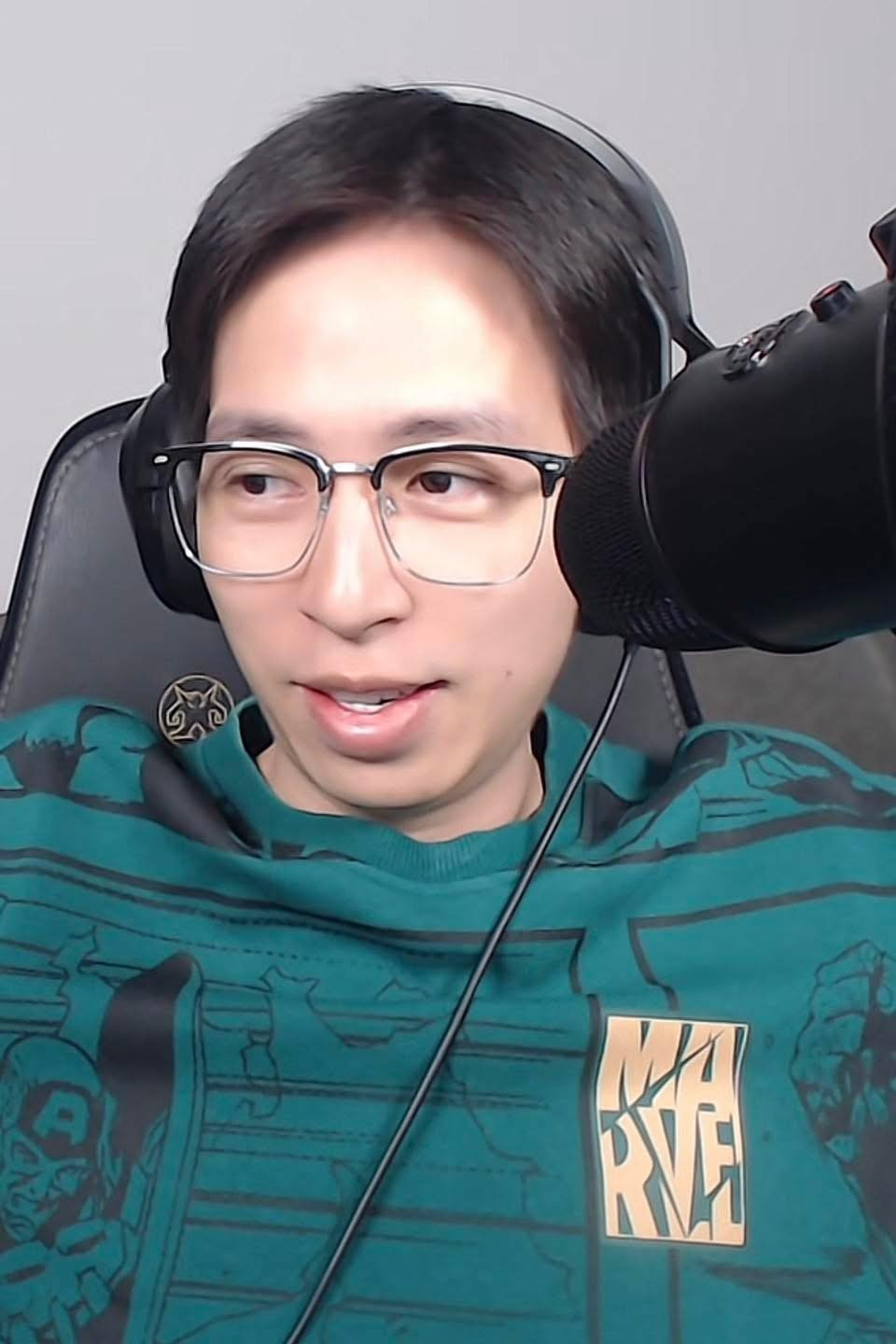 ViruSs liên tục nhận quà donate (quy ra tiền thật) từ người xem livestream. Người này còn bật tính năng phải bỏ tiền để được bình luận, hóng drama.