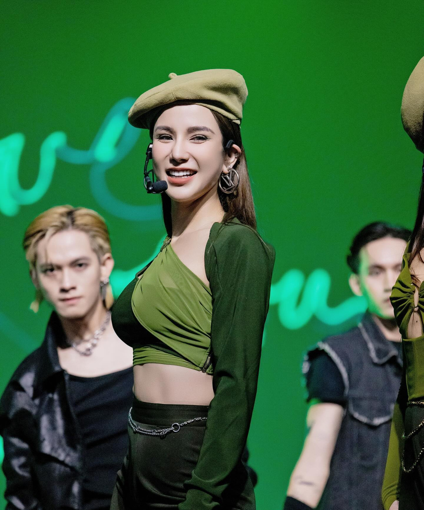 Diệp Lâm Anh cho biết cô và chồng cũ giờ là bạn, cùng chăm sóc hai con. Diệp Lâm Anh cho biết cô và chồng cũ giờ là bạn, cùng chăm sóc hai con.