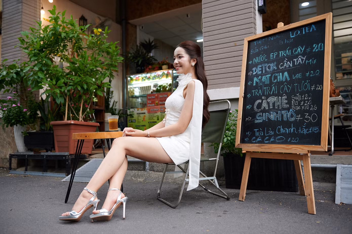Võ Thị Thanh Bình xuất hiện trễ hơn các người đẹp khác do bận lịch học. Thí sinh đến từ Quảng Trị luôn thể hiện sự năng động, nụ cười tươi, vẻ ngoài chỉn chu mỗi khi xuất hiện.