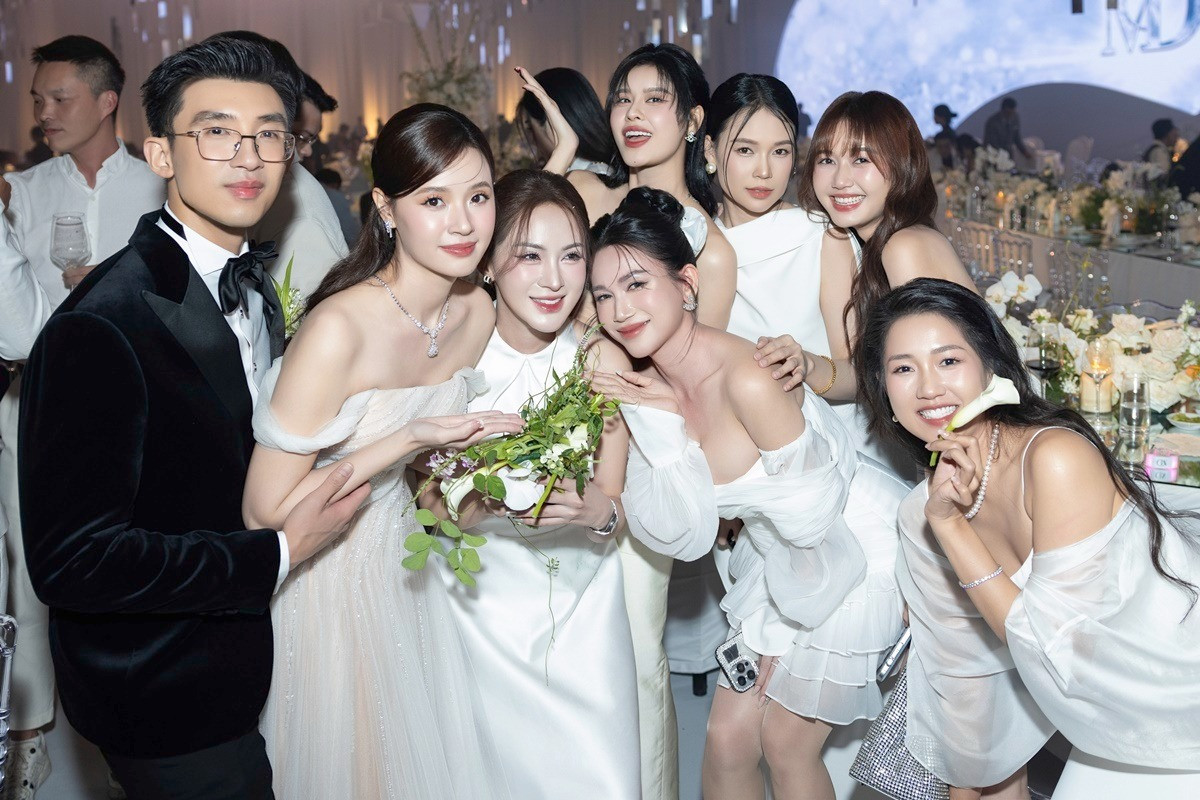 Dàn sao mừng Kelly nhận được hoa cưới từ Midu. Hội bạn thân có mặt đến cuối tiệc. Dàn sao mừng Kelly nhận được hoa cưới từ Midu. Hội bạn thân có mặt đến cuối tiệc.