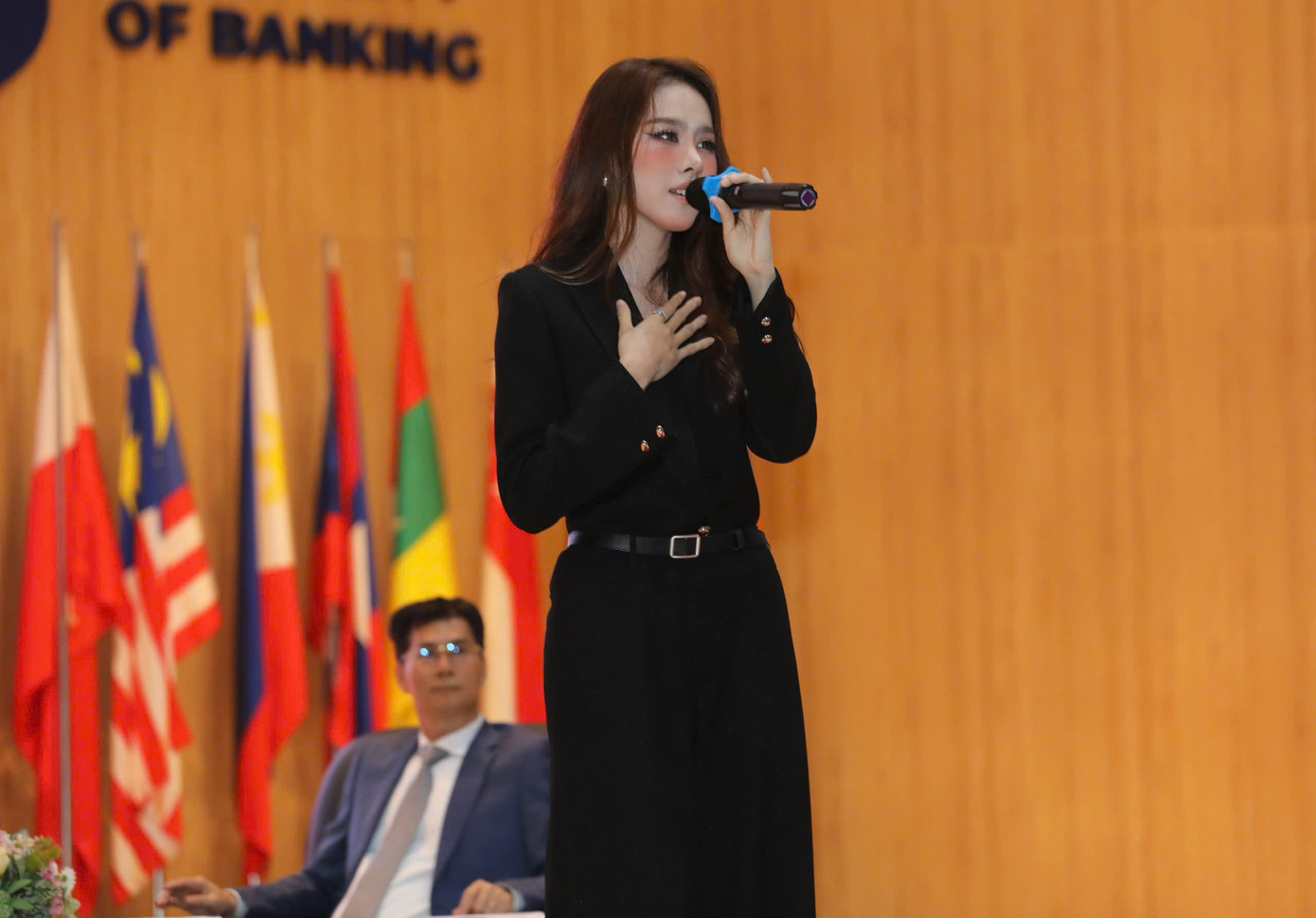 Ngọc Hằng giải đáp thắc mắc của sinh viên xoay quanh cuộc thi Hoa hậu Việt Nam. Ngọc Hằng giải đáp thắc mắc của sinh viên xoay quanh cuộc thi Hoa hậu Việt Nam.