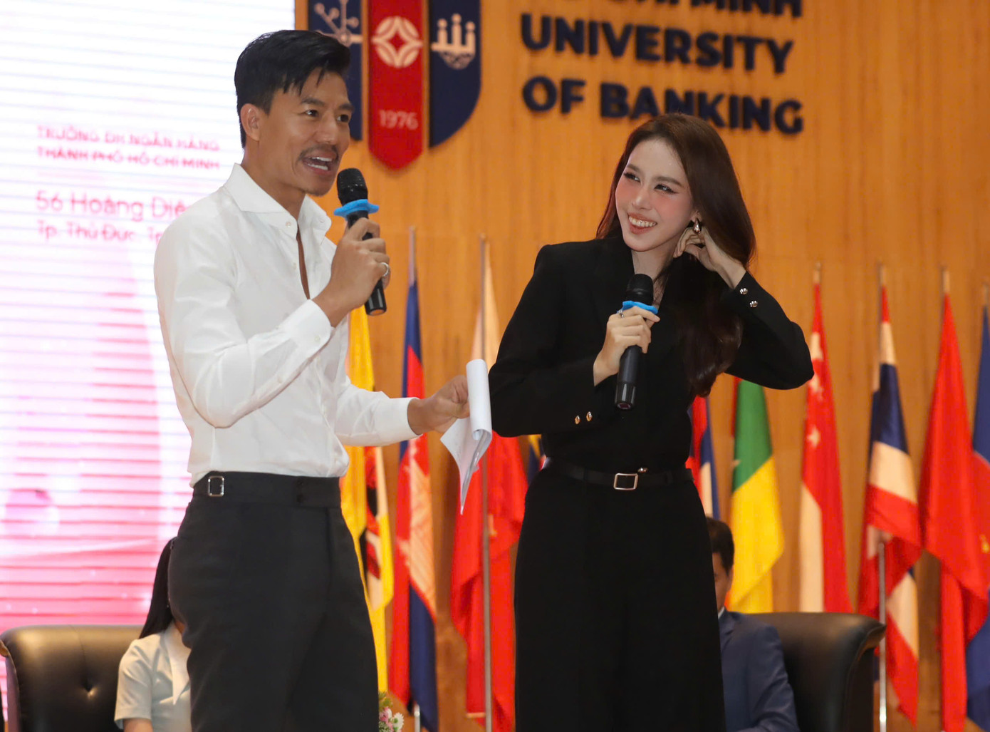 Á hậu Ngọc Hằng tự tin hát live sau khi bị MC Hiếu Nguyễn làm khó trên sân khấu. Á hậu Ngọc Hằng tự tin hát live sau khi bị MC Hiếu Nguyễn làm khó trên sân khấu.