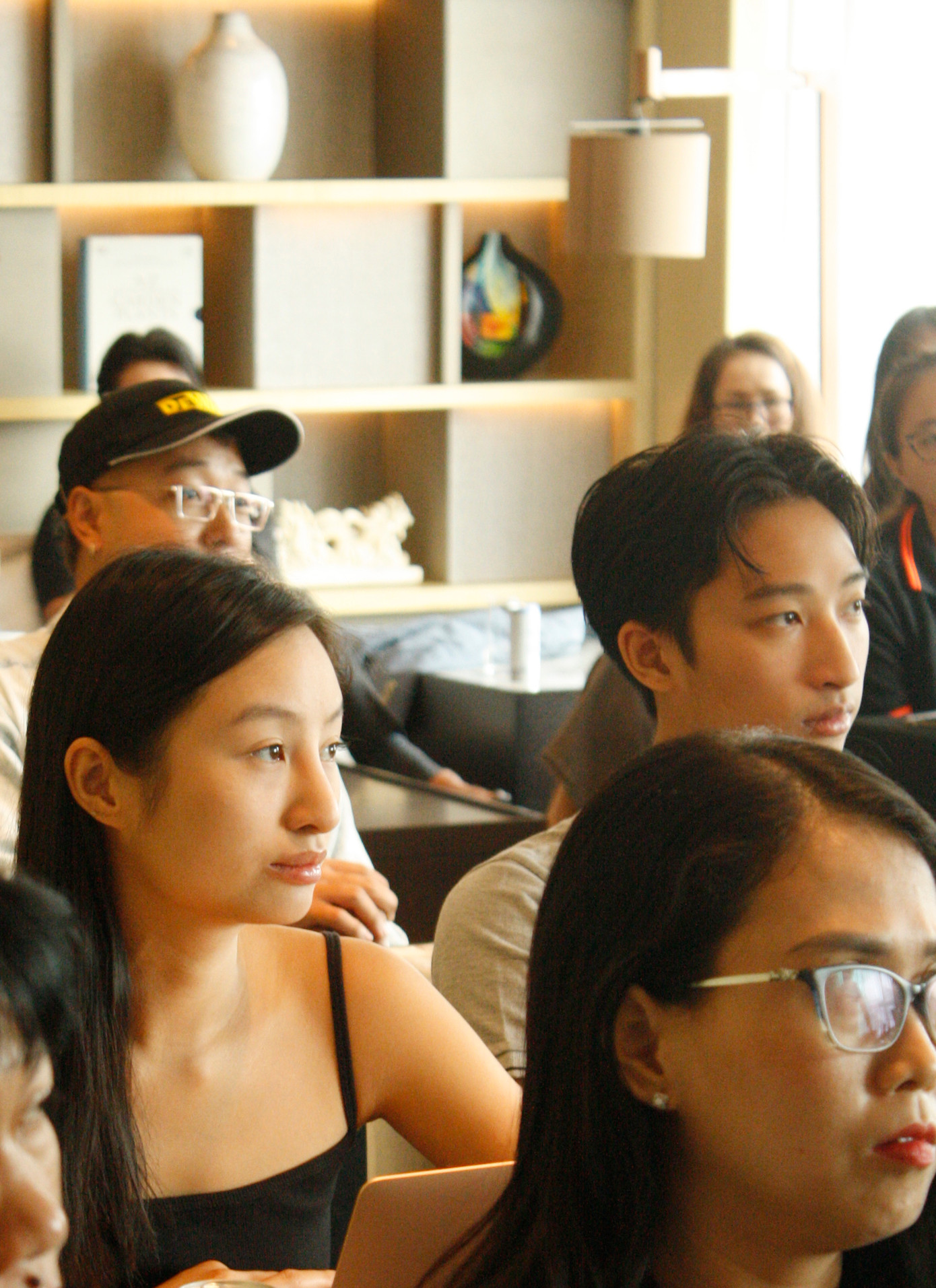 Diễn viên Trần Nữ Yên Khê và hai người con Trần Cao Phi, Trần Lãng Khê tại workshop. Diễn viên Trần Nữ Yên Khê và hai người con Trần Cao Phi, Trần Lãng Khê tại workshop.