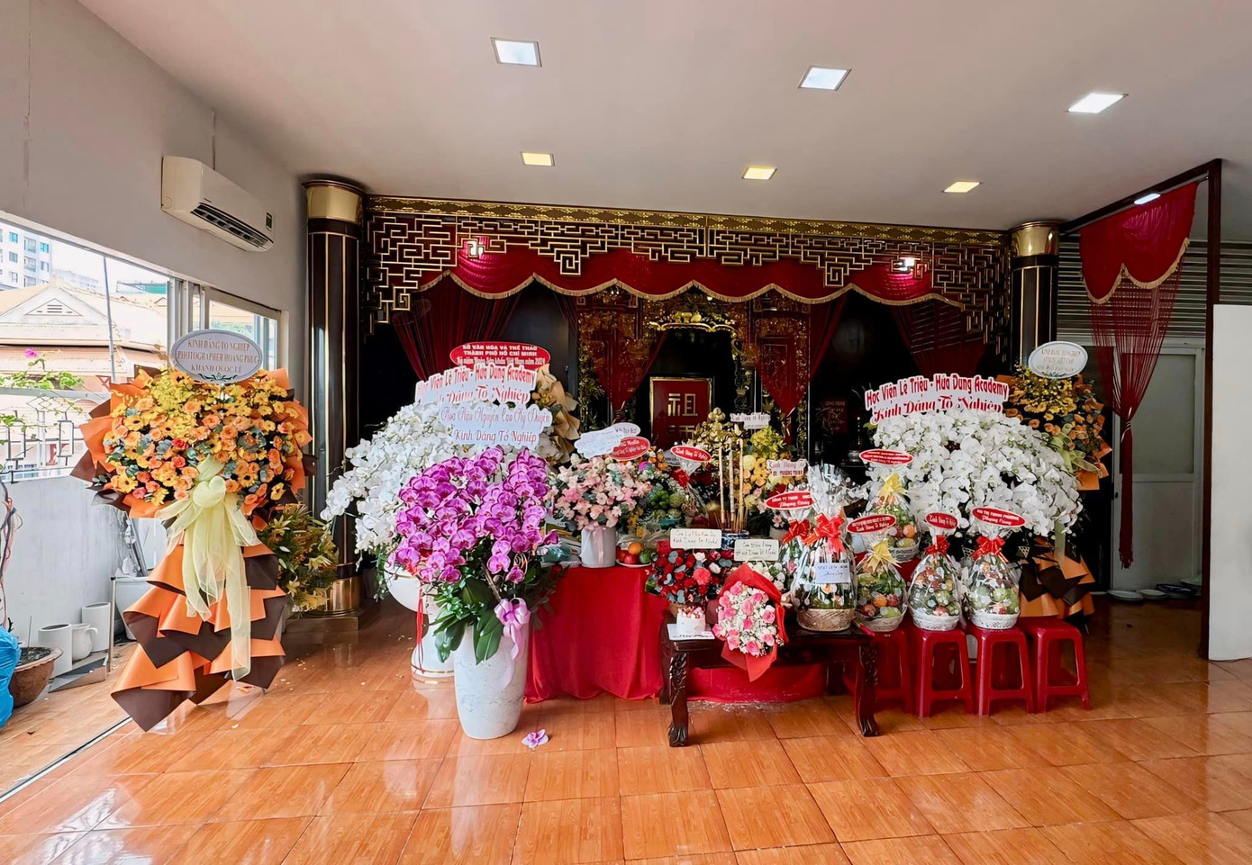 Không khí trang nghiêm với nhiều hoa, lễ vật tại nhà thờ tổ sân khấu, quận 1, TPHCM.