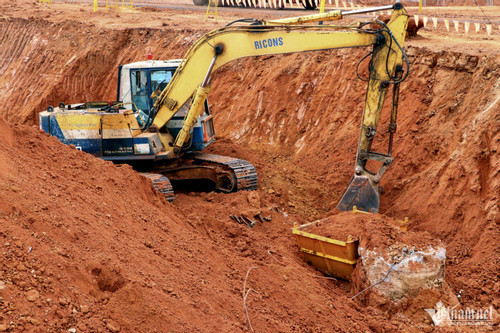 Theo báo cáo của ACV, tại gói thầu 5.10, toàn bộ các tuyến đường tạm kết nối các tuyến đường công vụ hoàn thành 100% với tổng chiều dài gần 3.700m, cổng và hàng rào đến nay hoàn thành 100%. Bên cạnh đó đã hoàn thành công tác lắp đặt, đưa vào sử dụng 24 cẩu tháp trên toàn bộ công trường. Việc thi công đào đất đạt 221.000/340.600m3 (đạt 65,1%), đã thực hiện đập đầu cọc 587/1.566 trụ.