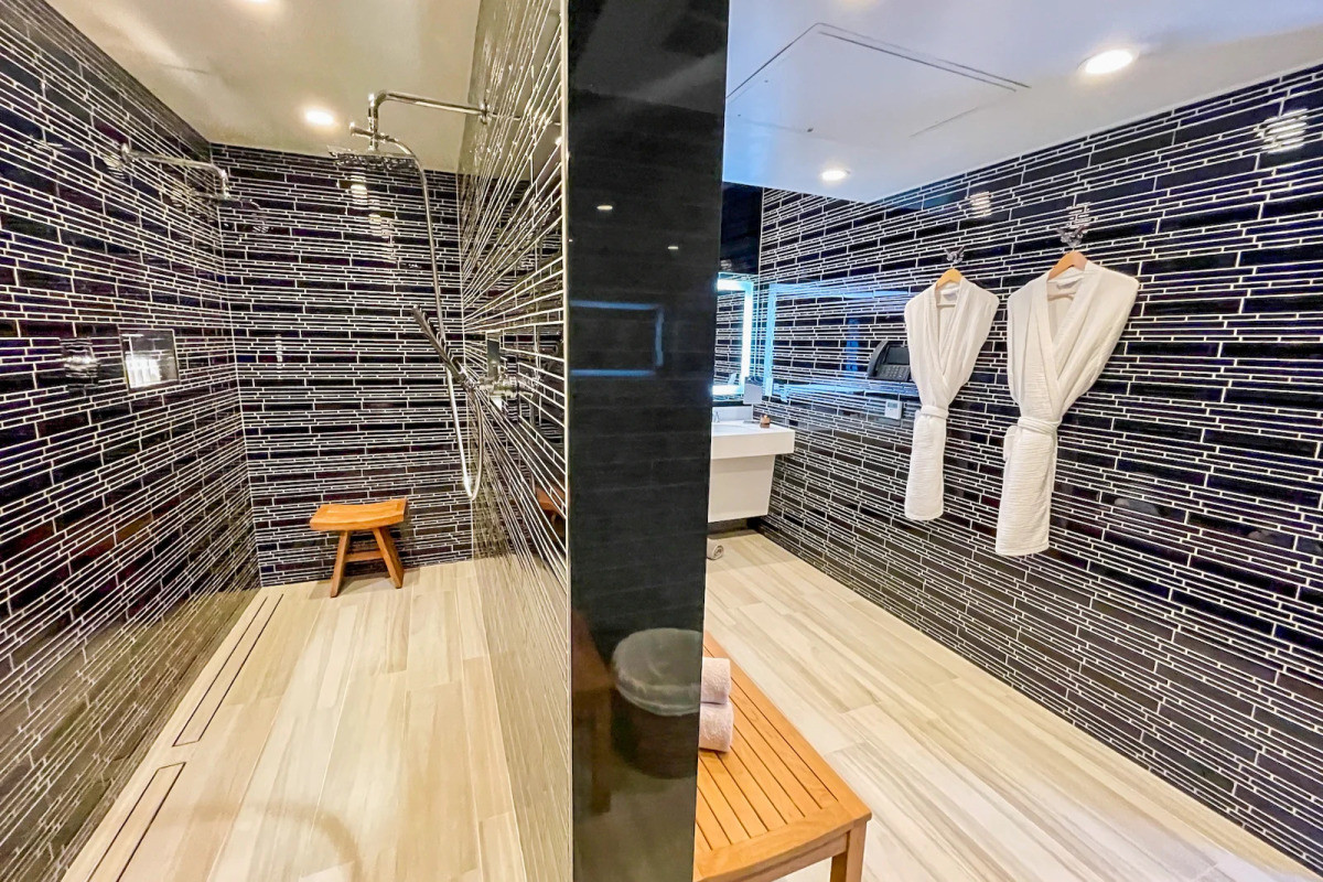 Bên trong phòng tắm có trang bị đèn vàng tạo không gian ấm cúng, thoải mái.