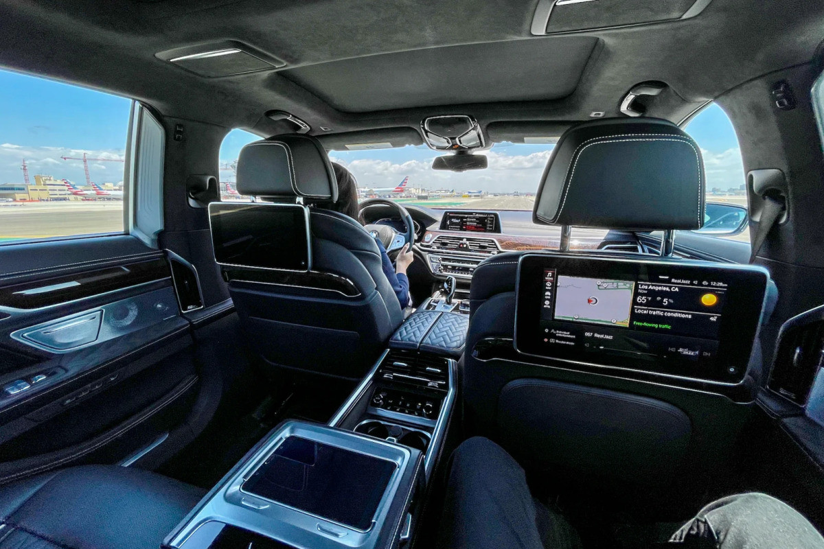 Ưu tiên lớn nhất của dịch vụ phòng chờ quý tộc là du khách không cần xếp hàng đợi, dù phải qua quy trình kiểm tra an ninh. Khách được đưa ra sân bay bằng BMW, bên trong có thức uống phục vụ.