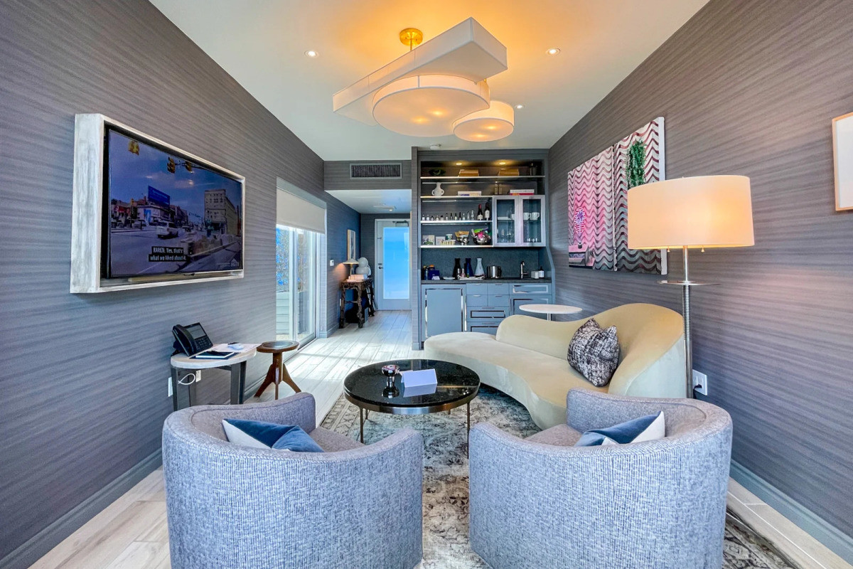 Để tận hưởng phòng chờ quý tộc, du khách chỉ cần bỏ số tiền khoảng 4.350 USD (tối đa bốn khách). Khách quen nếu có nhu cầu phải đóng phí duy trì thường niên 4.500 USD, mỗi lần cần dùng phòng VIP đóng thêm khoảng 3.300 USD, có quản gia, chăm sóc móng, massage riêng trong phòng.