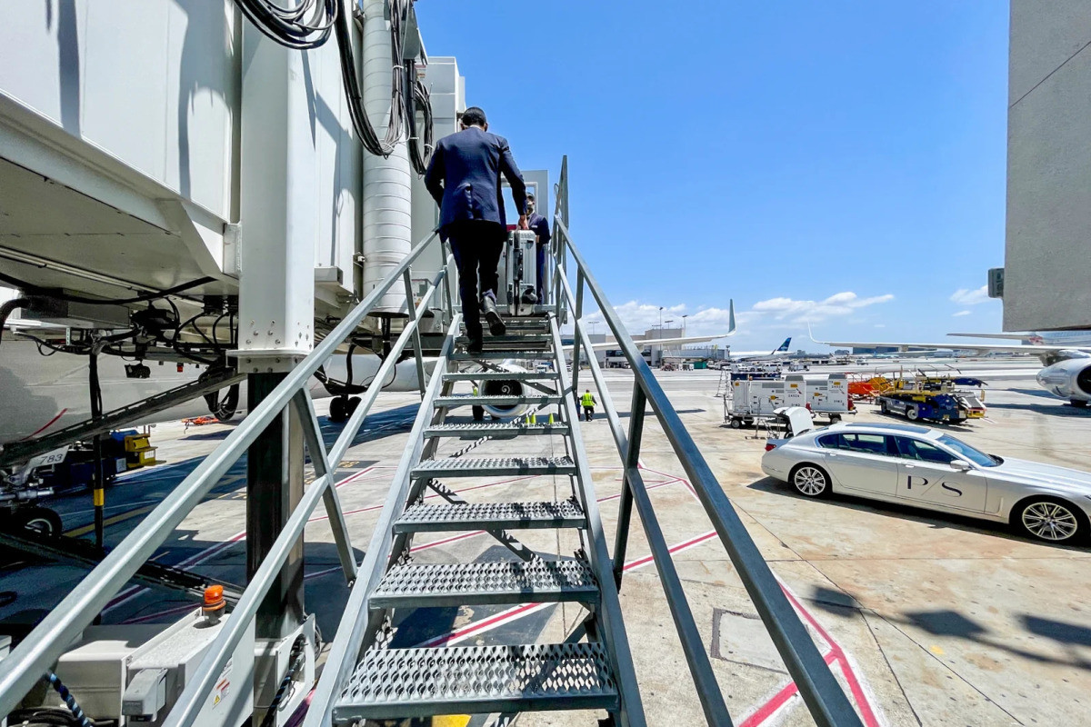 Chỉ cần đi bộ khoảng 70 bước (thay vì hơn 2.000 bước thông thường), khách đến nơi di chuyển lên máy bay. Du khách được quyền chọn lên đầu hay cuối, có người thông báo và chờ sẵn để xếp hành lý, hướng dẫn chỗ ngồi.