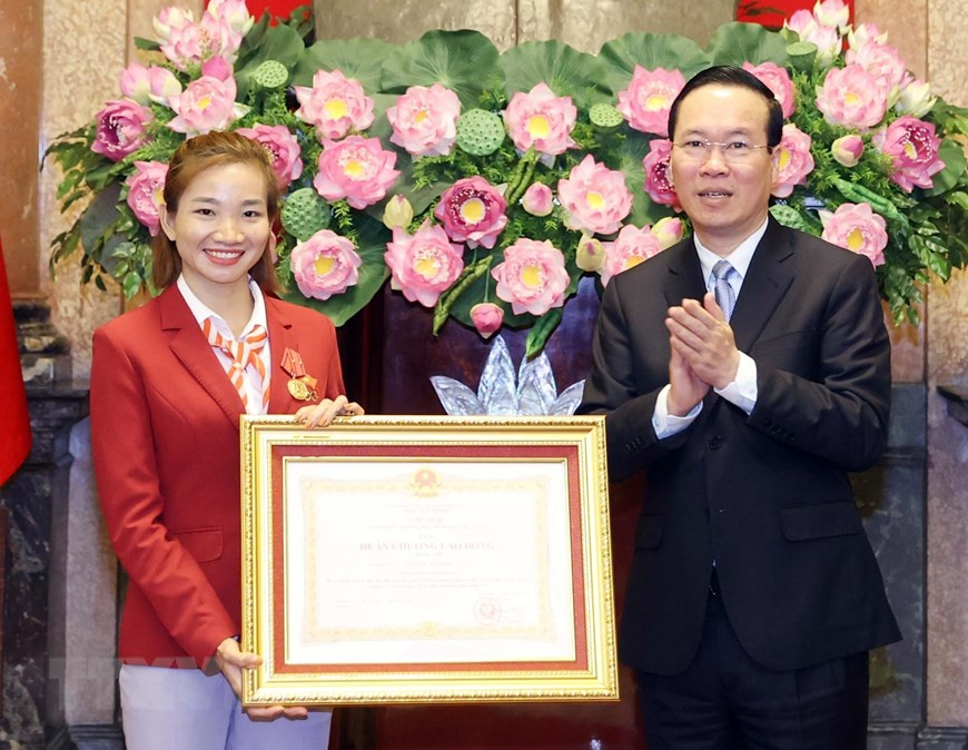 Chủ tịch nước Võ Văn Thưởng trao tặng Huân chương Lao động hạng Nhì cho vận động viên điền kinh Nguyễn Thị Oanh, người đoạt bốn huy chương Vàng tại SEA Games 32.