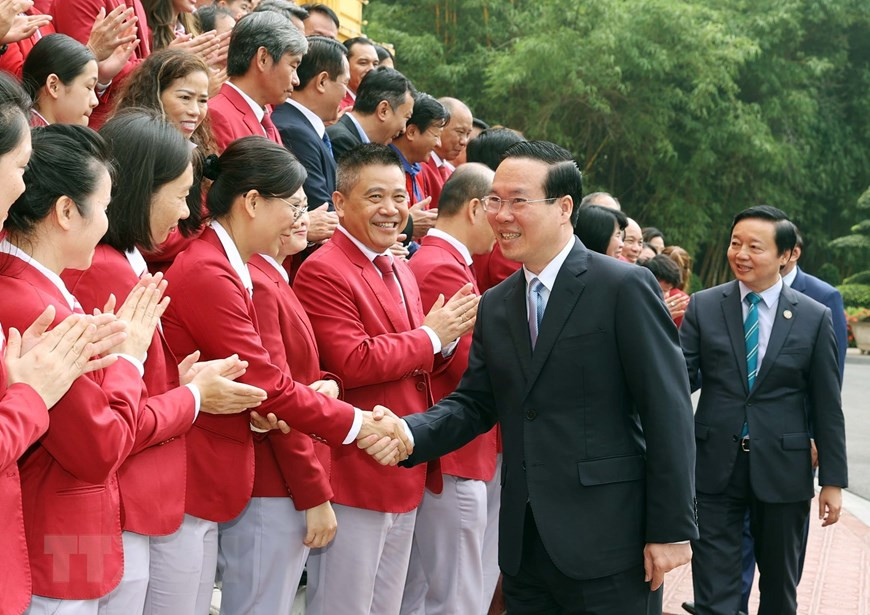 Chủ tịch nước Võ Văn Thưởng với các vận động viên, huấn luyện viên tiêu biểu của Đoàn Thể thao Việt Nam tại SEA Games 32.
