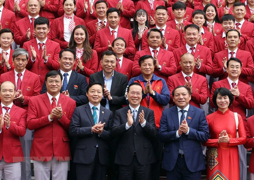 Chủ tịch nước Võ Văn Thưởng với các vận động viên, huấn luyện viên tiêu biểu của Đoàn Thể thao Việt Nam tại SEA Games 32.