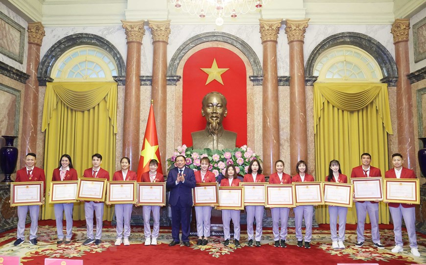 Bộ trưởng Bộ Văn hóa, Thể thao và Du lịch Nguyễn Văn Hùng trao Huân chương Lao động hạng Ba cho các vận động viên tham dự SEA Games 32.