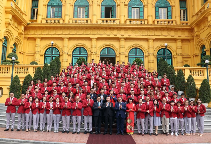 Chủ tịch nước Võ Văn Thưởng cùng các vận động viên và huấn luyện viên tiêu biểu của Đoàn Thể thao Việt Nam tại SEA Games 32.