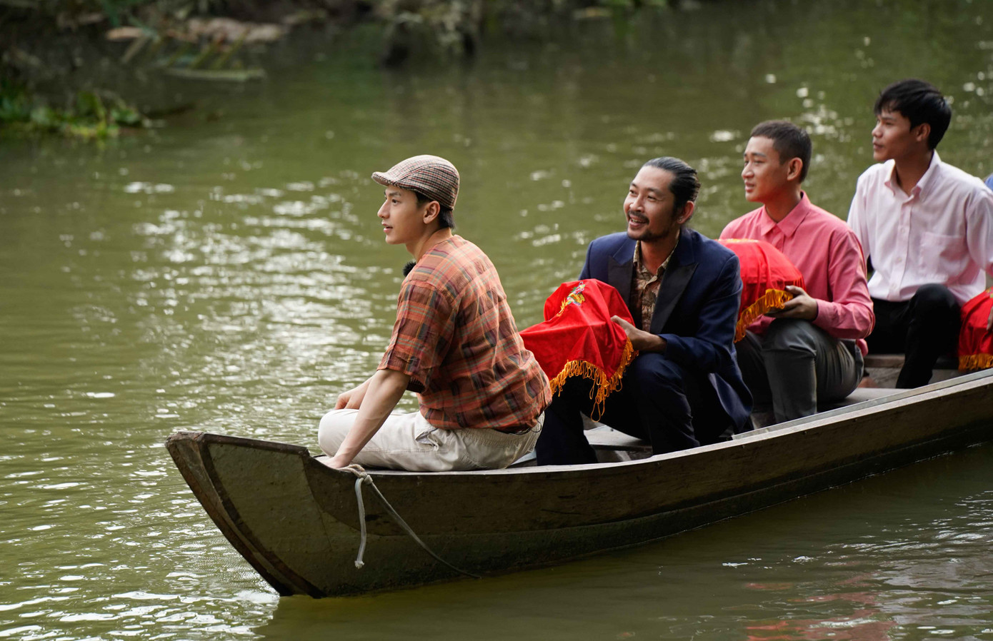 Hình ảnh rước dâu bằng xuồng ba lá, đặc trưng trong đám cưới của miền Tây sông nước.