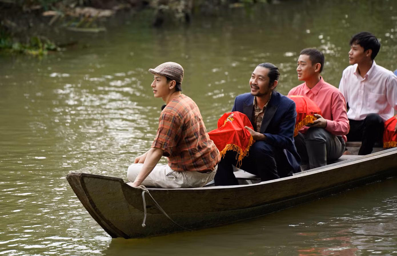 Hình ảnh rước dâu bằng xuồng ba lá, đặc trưng trong đám cưới của miền Tây sông nước.