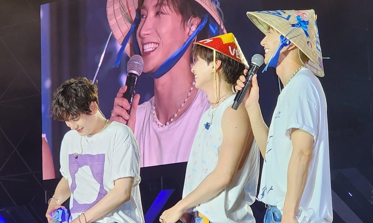 Tổng giám đốc khách sạn phục vụ Super Junior xin lỗi vì nói xấu nhóm nhạc nổi tiếng Hàn Quốc. Tổng giám đốc khách sạn phục vụ Super Junior xin lỗi vì nói xấu nhóm nhạc nổi tiếng Hàn Quốc.