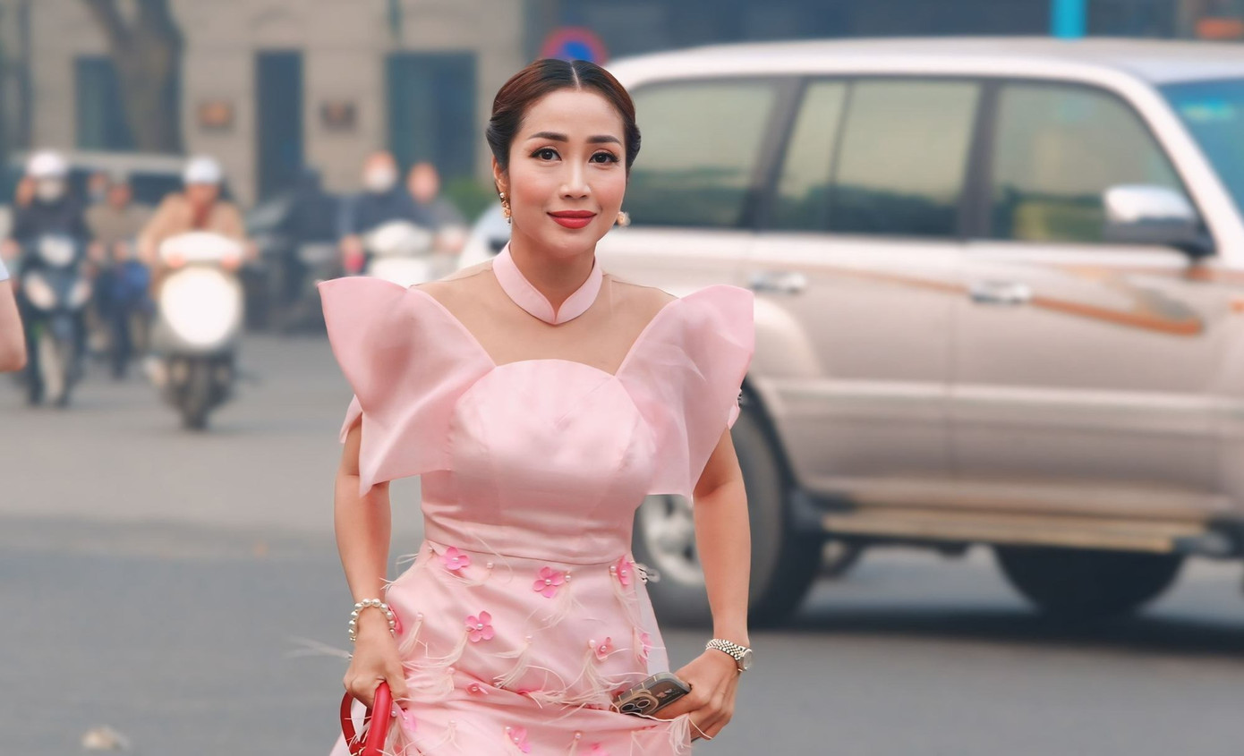 Ốc Thanh Vân trong đợt về Việt Nam đầu tháng 3 nhận danh hiệu Nghệ sĩ Ưu tú.