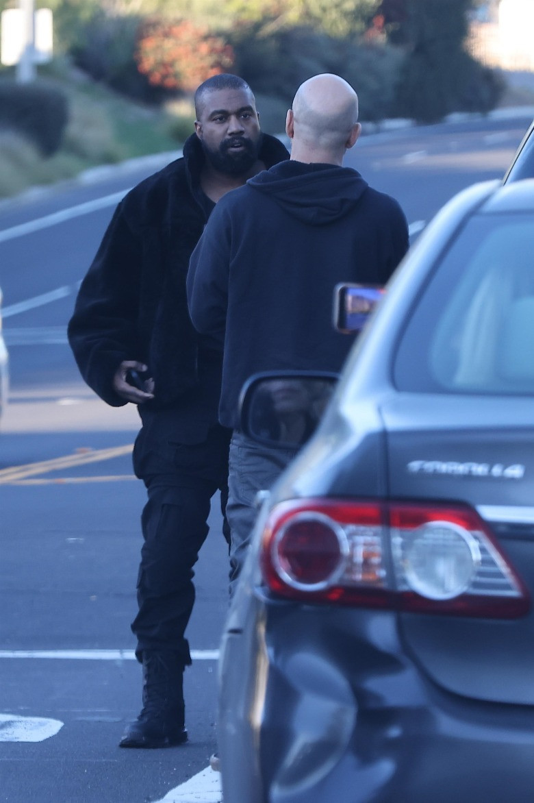 Kanye West nổi giận khi bị paparazzi nữ theo đuổi để ghi hình. Kanye West nổi giận khi bị paparazzi nữ theo đuổi để ghi hình.