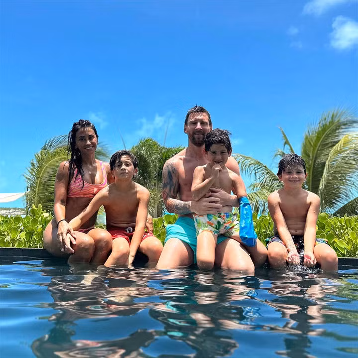 Trước khi đến Mỹ, Messi cùng vợ con dành thời gian nghỉ dưỡng ở Caribbe. Anh sang Mỹ tham gia CLB Inter Miami sau hai năm thi đấu ở PSG.
