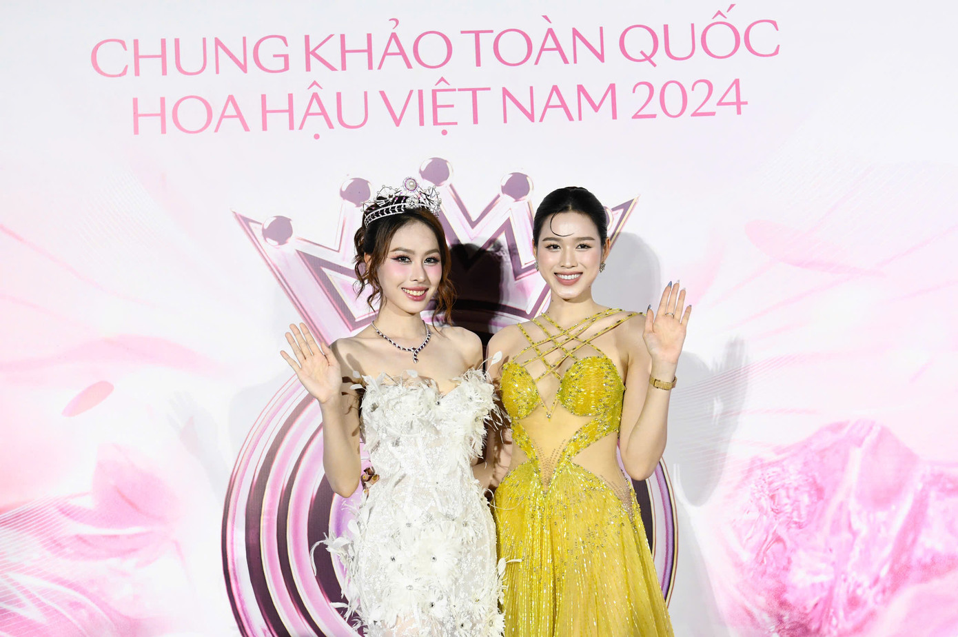 Hoa hậu Đỗ Thị Hà khoe sắc cùng đương kim Á hậu Việt Nam Lê Nguyễn Ngọc Hằng. Khoảnh khắc hai người đẹp đọ sắc trên thảm đỏ nhận nhiều lời khen trên mạng xã hội.