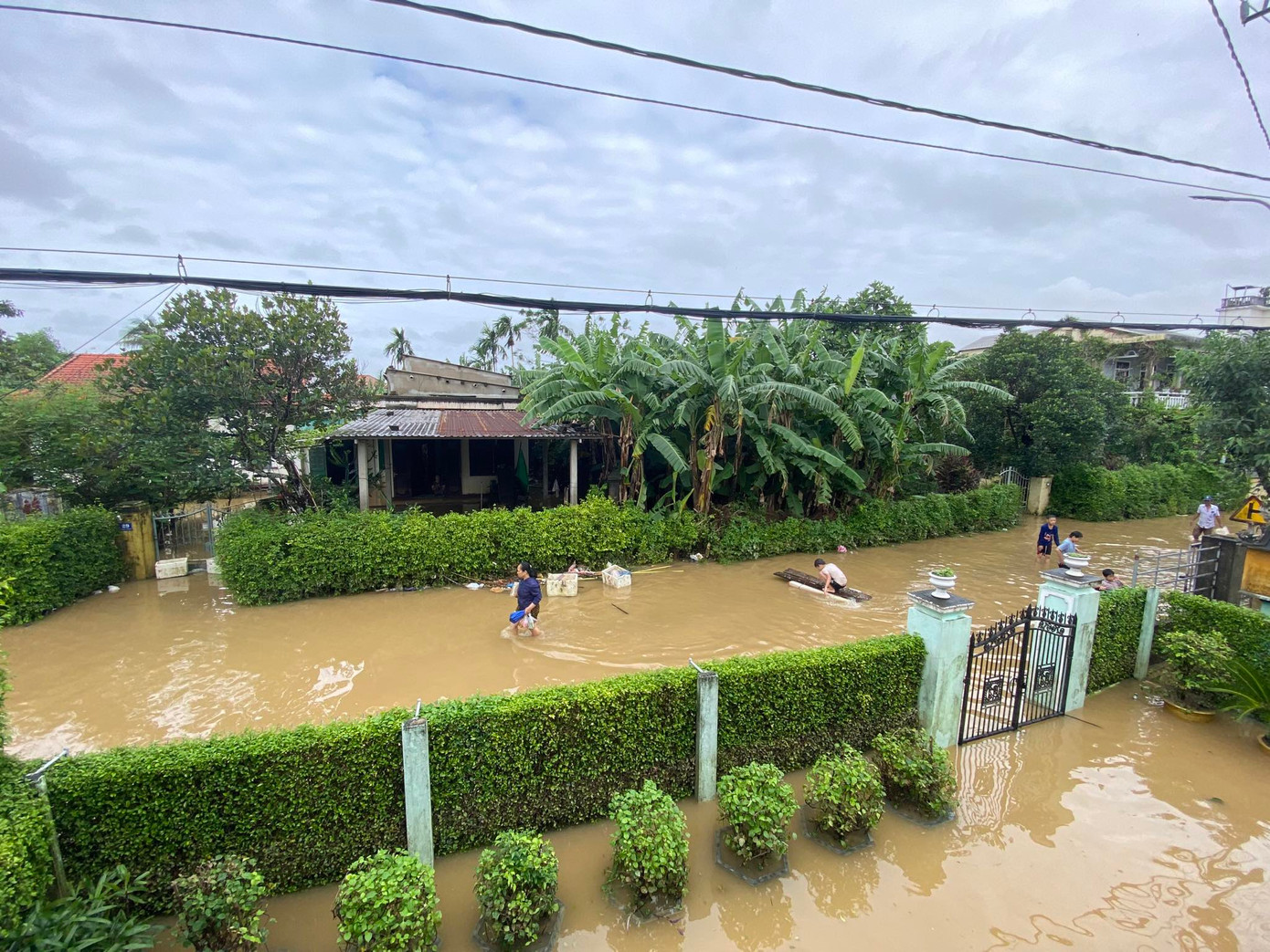 Á hậu Minh Nhàn chia sẻ hình ảnh nước ngập hơn nửa nhà. Ảnh: NVCC.