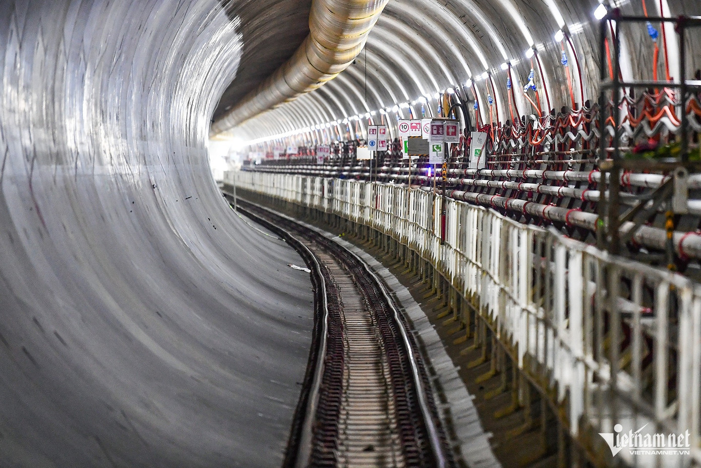 Vỏ hầm của tuyến metro Nhổn - ga Hà Nội có tất cả 3.488 chiếc vòng, được sản xuất tại nhà máy AMACCAO Hà Nam. Trong số đó có 120 vòng loại cốt thép nặng, 30 vòng được quan trắc và 3.338 vòng loại cốt thép tiêu chuẩn.