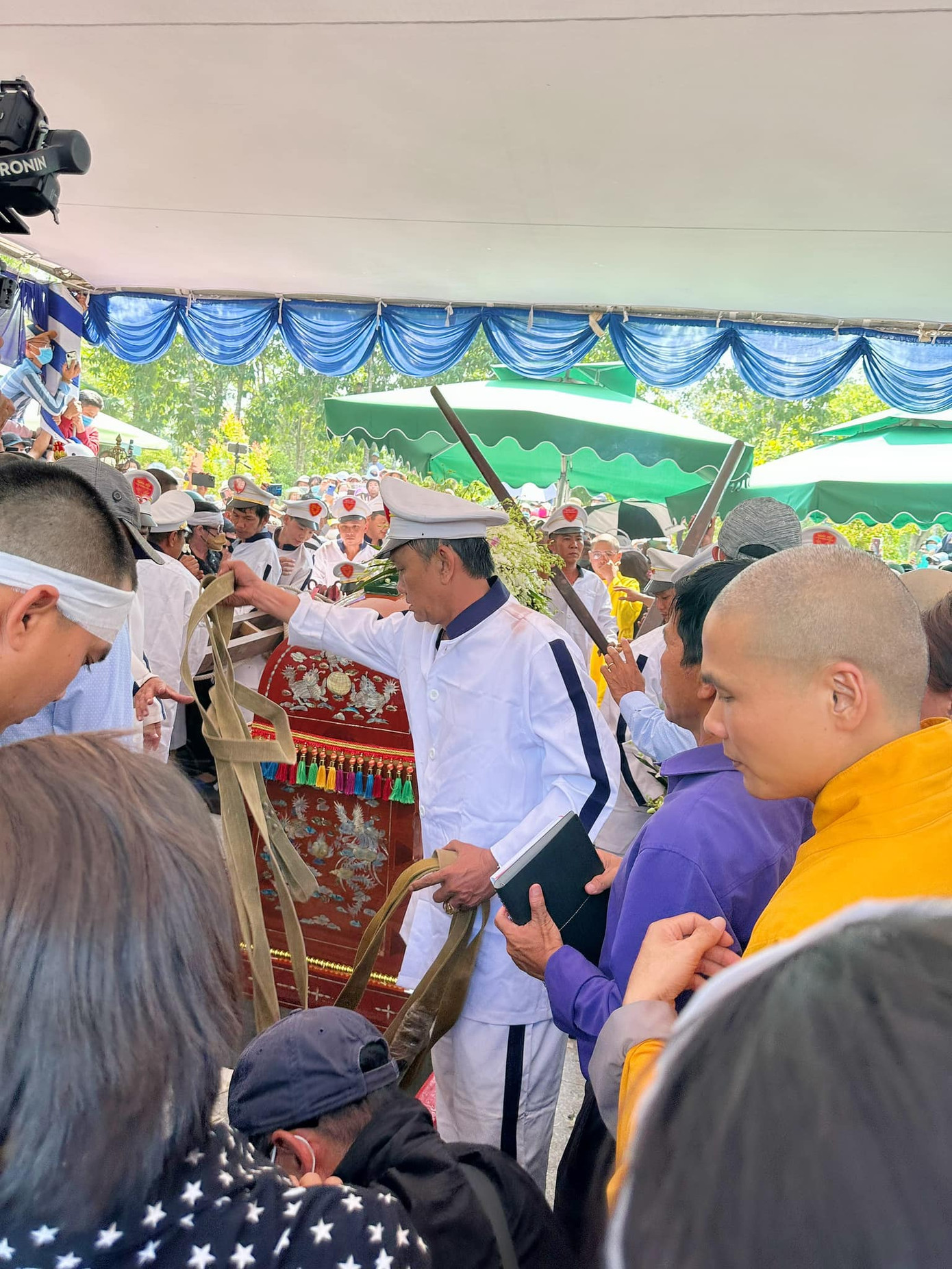 NSƯT Vũ Linh được chôn cất tại Nghĩa trang Hoa viên Bình Dương, cùng chỗ của NSƯT Thanh Kim Huệ, NSƯT Thanh Sang.