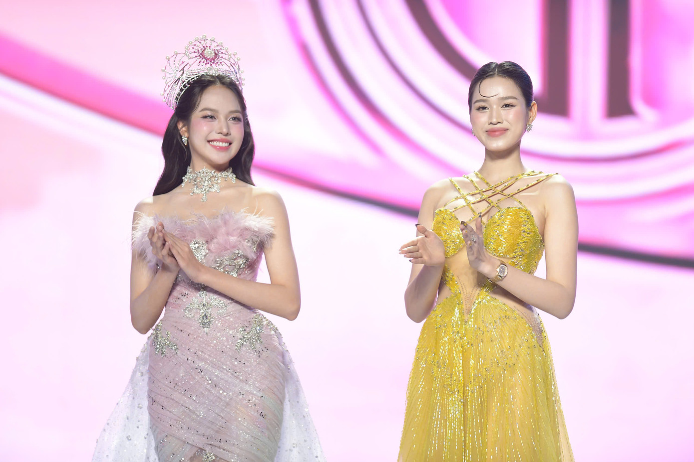 Tiết mục của Thanh Thủy và Đỗ Thị Hà thay lời chào của Hoa hậu Việt Nam 2024 đến khán giả suốt 37 năm yêu thích, dõi theo cuộc thi. Màn đọ sắc trong trang phục, phần trình diễn đặc sắc làm nổi bật chủ đề Rạng rỡ Việt Nam của cuộc thi năm nay.