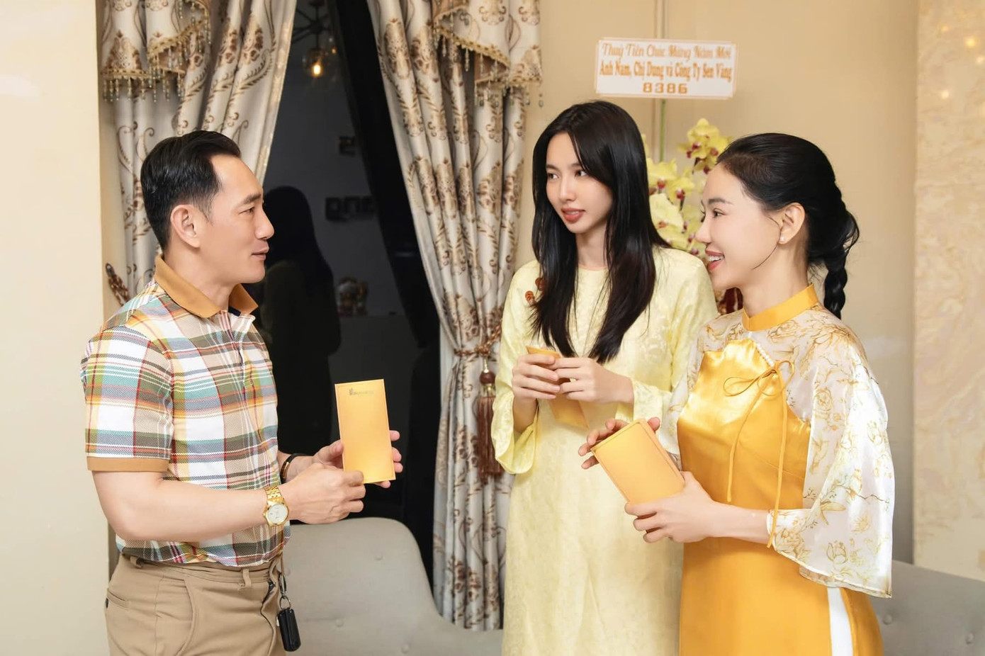 Hoa hậu Thùy Tiên và bố nhận lì xì trong khoảnh khắc Giao thừa.