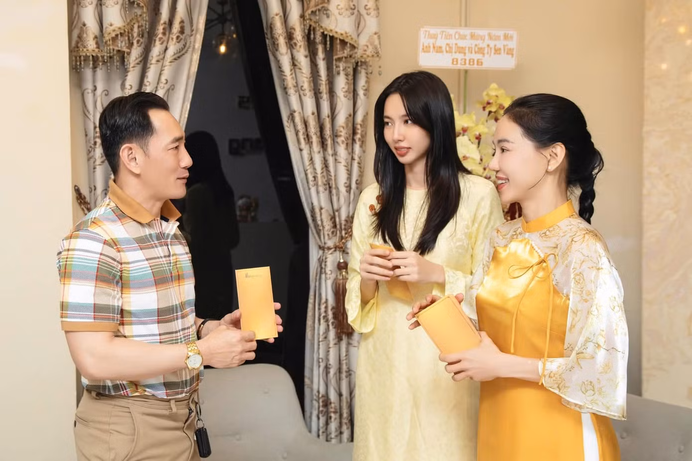 Hoa hậu Thùy Tiên và bố nhận lì xì trong khoảnh khắc Giao thừa.