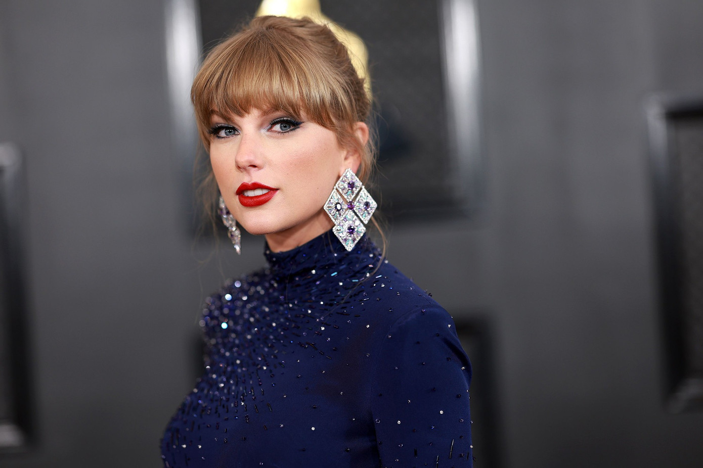 Taylor Swift thu âm lại các ca khúc. Taylor Swift thu âm lại các ca khúc.