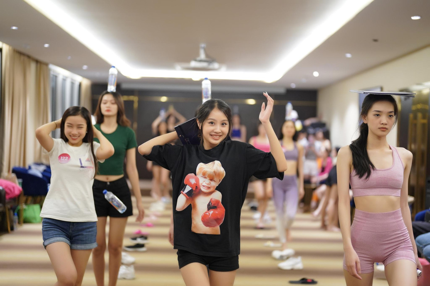 Trong buổi tập, có những thí sinh ban đầu chưa quen với kiểu catwalk nâng cao. Phóng viên đã kịp ghi lại khoảnh khắc đáng nhớ của Ngọc Mai (SBD 122), Giáng My (SBD 144) và Phan Thị Sen (SBD 066) tại buổi tập.