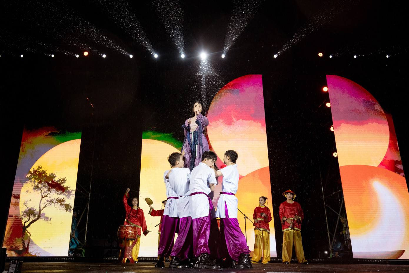 Suốt ba giờ đồng hồ, Phương Mỹ Chi thể hiện hơn 20 ca khúc với phần dàn dựng công phu. Cô dẫn dắt khán giả đi qua ba vùng văn hóa Bắc - Trung và Nam, nhấn mạnh hình ảnh cánh cò trong các ca khúc Con cò bé bé (Lê Xuân Thọ), Cò lả, Vũ trụ cò bay (DTAP) và Con cò (Lưu Hà An). Phương Mỹ Chi nói lý do cô chọn hình ảnh cánh cò làm chủ đề vì dung dị, biểu tượng của sự chăm chỉ và kiên nhẫn. &quot;Tôi muốn khán giả thấy chặng đường âm nhạc của tôi vẫn mãi như thế và không bao giờ dừng lại&quot;, nữ ca sĩ chia sẻ.