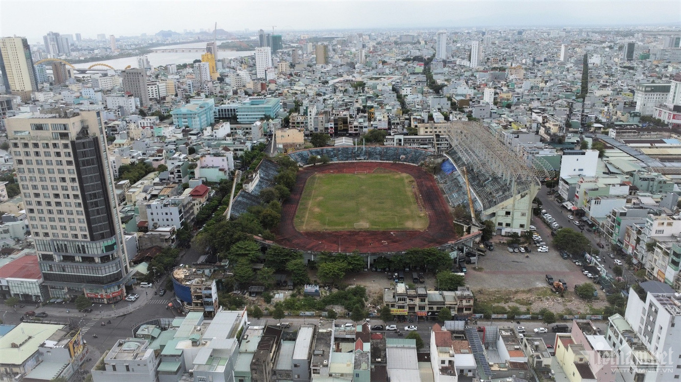 Sân vận động Chi Lăng có diện tích hơn 55.000m2, nằm tại “tứ giác vàng”, bao quanh bởi 4 tuyến đường trung tâm TP. Đà Nẵng là Lê Duẩn - Chi Lăng - Ngô Gia Tự - Hùng Vương (quận Hải Châu).