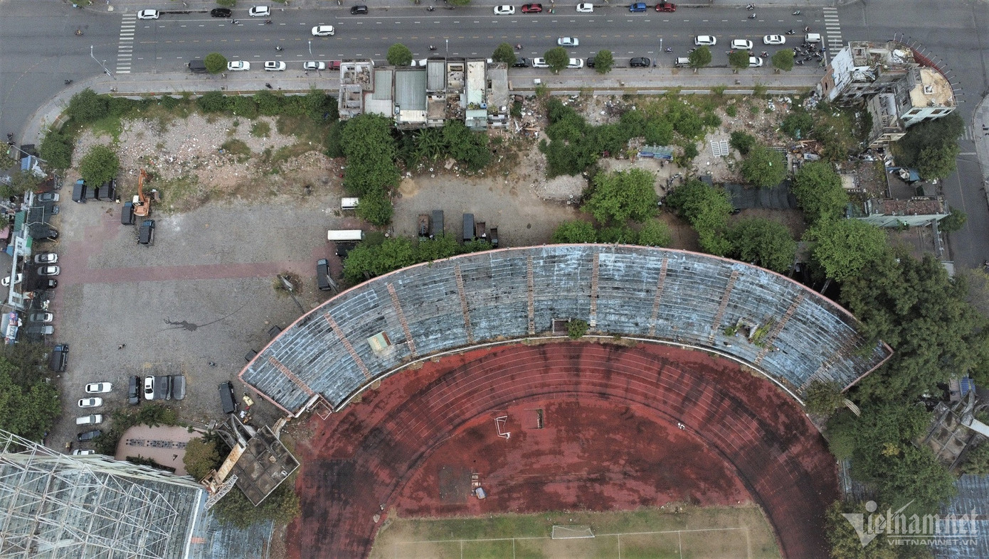 Sân Chi Lăng từng là niềm tự hào của người dân Đà Nẵng khi thường xuyên diễn ra các sự kiện văn hóa, thể thao lớn nhưng đang rơi vào cảnh hoang phế theo thời gian.