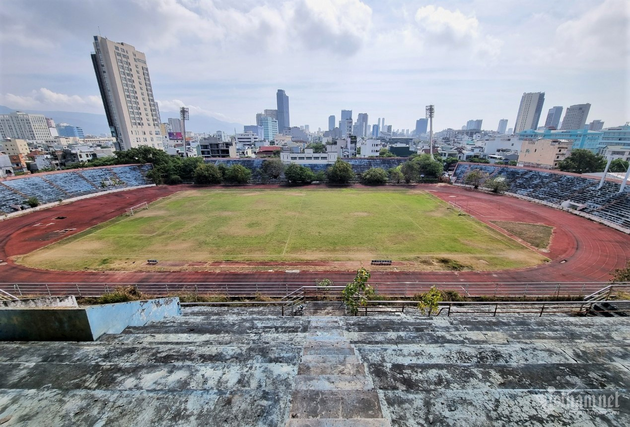 Hơn 10 năm kể từ khi được bán cho Tập đoàn Thiên Thanh, sân vận động Chi Lăng hiện trong cảnh hoang tàn, nhếch nhác, các hạng mục đều xuống cấp.