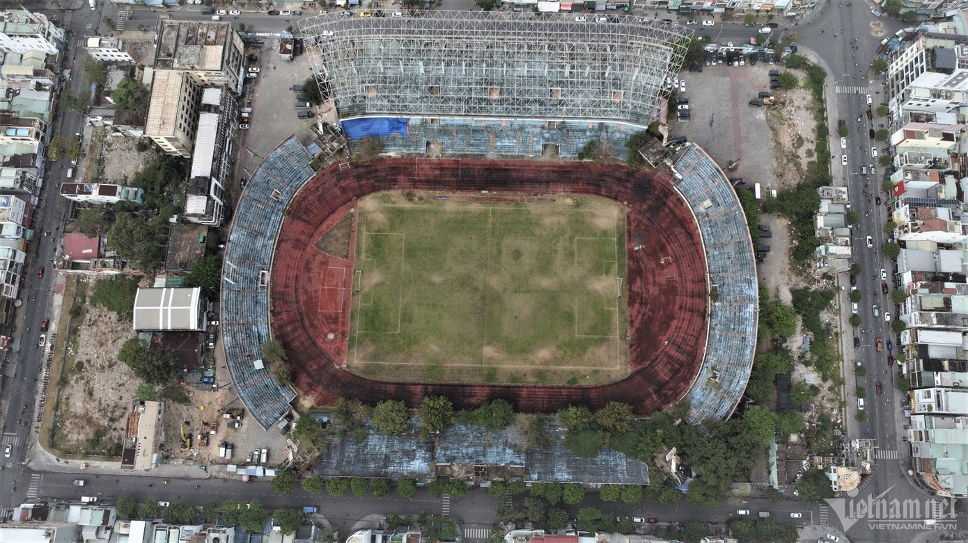 Tháng 7/2014, ông Phạm Công Danh bị bắt. Sân vận động này trở thành tài sản liên quan vụ đại án Phạm Công Danh và Tập đoàn Thiên Thanh. Năm 2016 và 2017, ông Phạm Công Danh và các bị cáo được đưa ra xét xử tại TAND các cấp. Nhiều tài sản là bất động sản của ông Phạm Công Danh và Tập đoàn Thiên Thanh được yêu cầu kê biên, đảm bảo thi hành án, trong đó có sân vận động Chi Lăng.