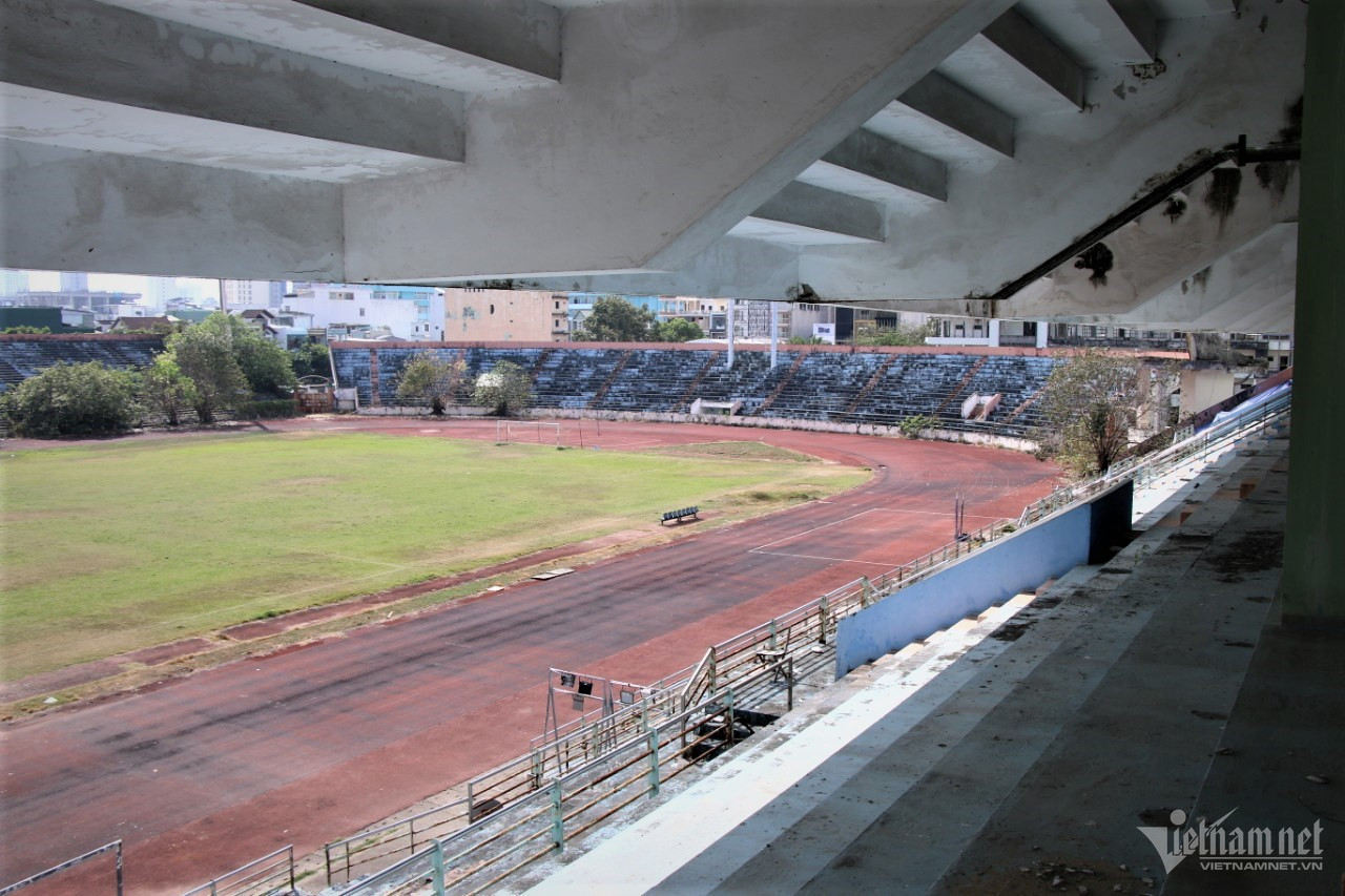 Ghi nhận của PV.VietNamNet, sau hơn 1 thập kỷ bỏ hoang, sân vận động Chi Lăng đang xuống cấp nghiêm trọng.