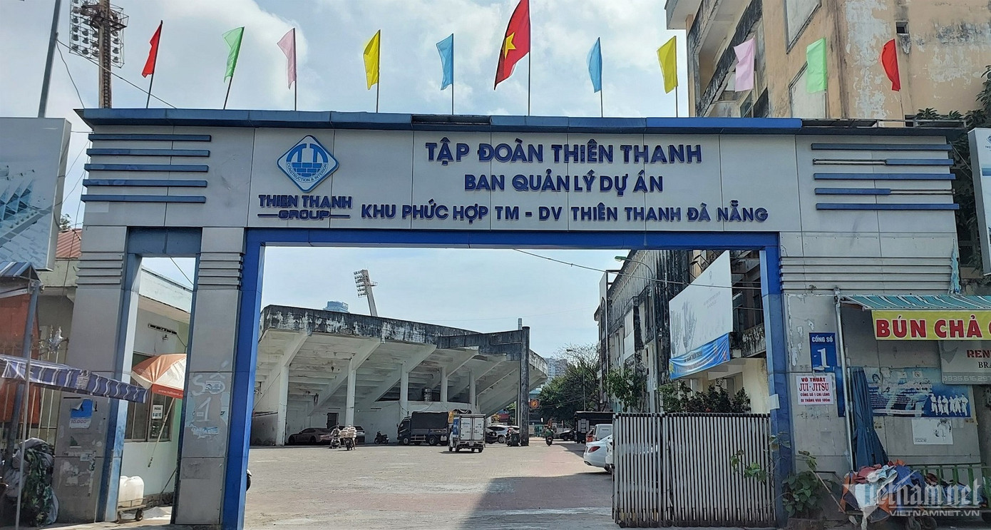 Năm 2011, theo yêu cầu của nhà đầu tư là Công ty cổ phần Tập đoàn Thiên Thanh, UBND TP. Đà Nẵng đã ban hành quyết định phê duyệt đồ án ranh giới chuyển mục đích sử dụng đất cho sân vận động Chi Lăng. Sau khi giao đất, sân vận động Chi Lăng được chia thành 10 giấy chứng nhận quyền sử dụng đất. Ông Phạm Công Danh, Chủ tịch Tập đoàn Thiên Thanh, đã thế chấp các giấy chứng nhận này để vay vốn ngân hàng.