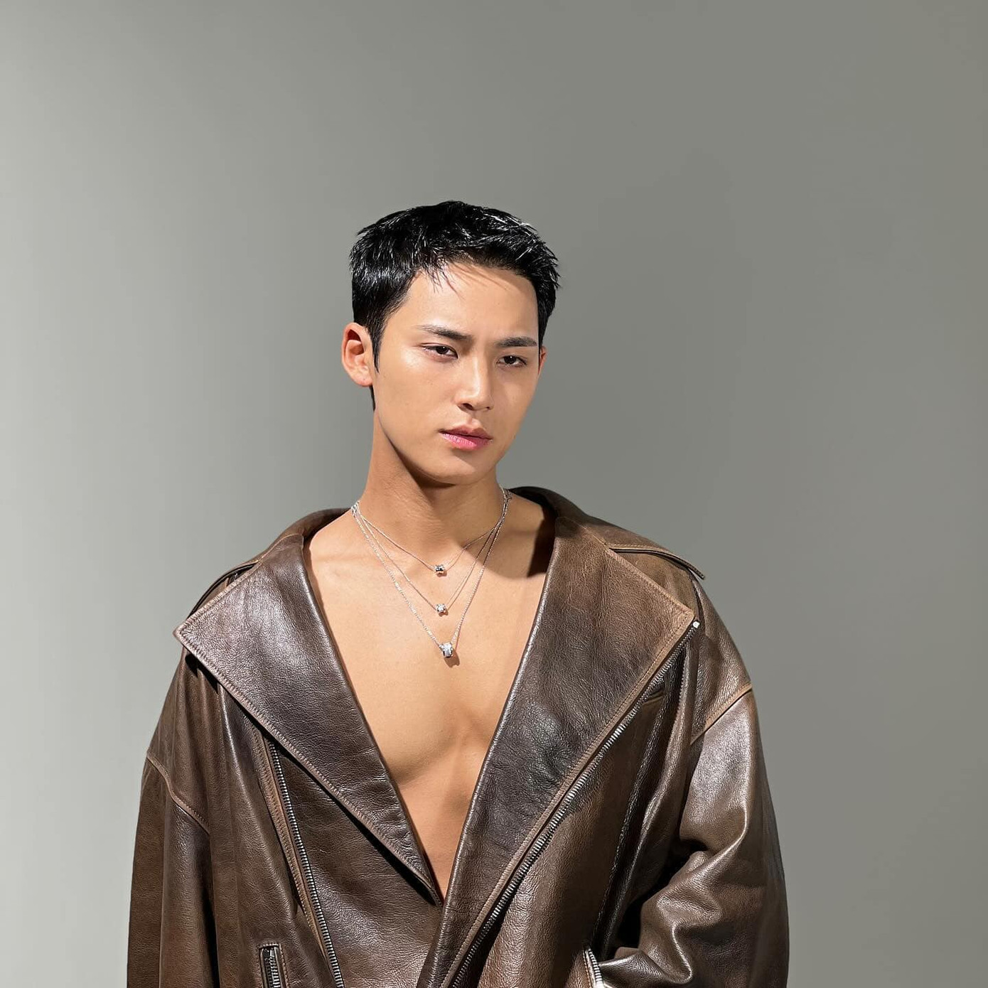 Nam idol thường xuyên đăng ảnh tập luyện, khoe cơ bắp lên trang cá nhân và được khán giả yêu thích. Trái ngược với ngoại hình to lớn 1,87 m, Mingyu có tính cách hài hước, liên tục làm trò trên sân khấu và ở các show thực tế.