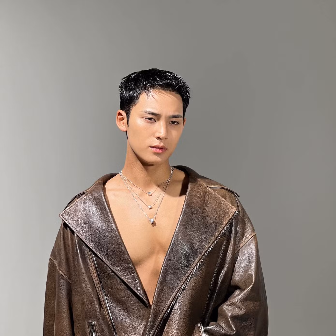 Nam idol thường xuyên đăng ảnh tập luyện, khoe cơ bắp lên trang cá nhân và được khán giả yêu thích. Trái ngược với ngoại hình to lớn 1,87 m, Mingyu có tính cách hài hước, liên tục làm trò trên sân khấu và ở các show thực tế.