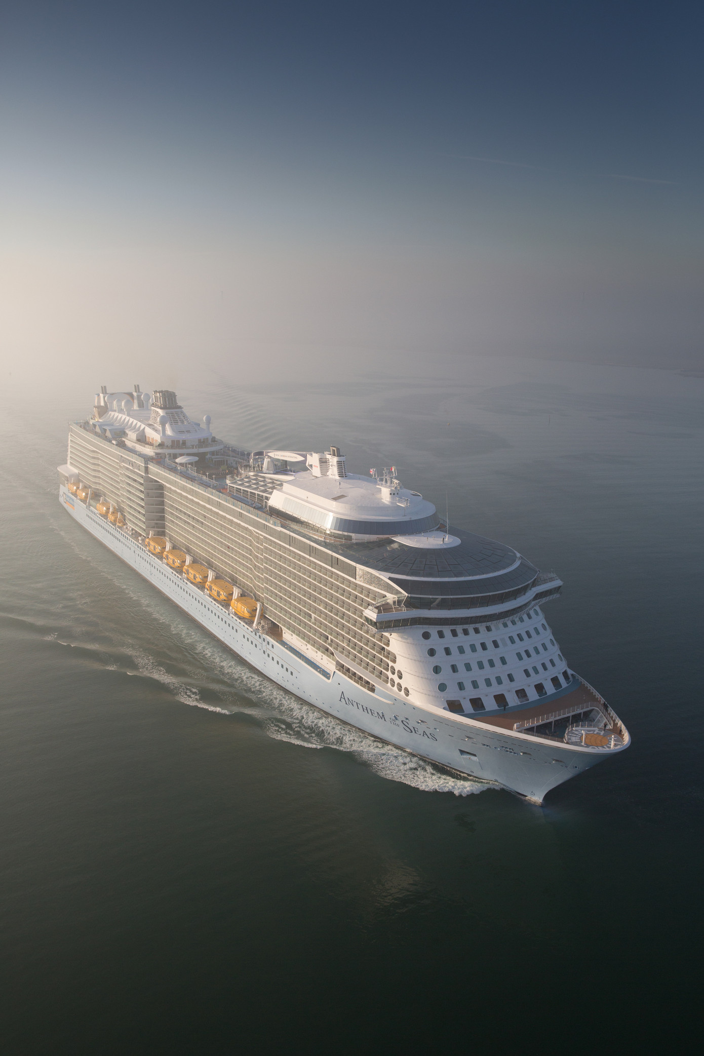 Hình ảnh hoành tráng của siêu du thuyền lớn nhất châu Á.