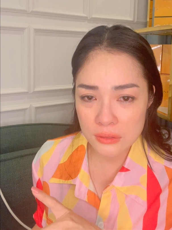 Dương Cẩm Lynh khóc sau khi bị hủy hợp đồng tổng giá trị gần 200 triệu đồng.