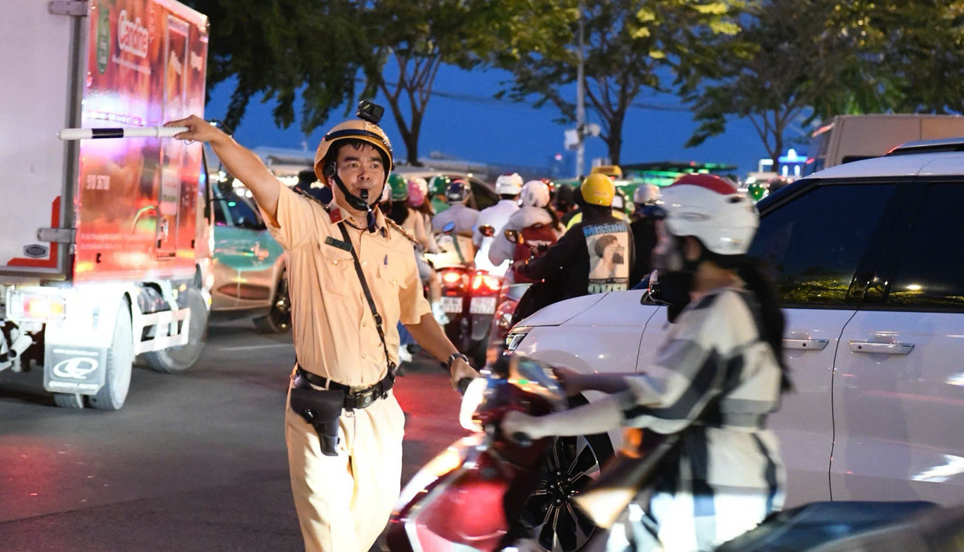 Lực lượng cảnh sát giao thông tăng cường điều tiết tại khu vực giao nhiều tuyến đường lớn xoay quanh Công trường Mê Linh. Người dân từ nhiều quận đổ về trung tâm chào đón lễ kỷ niệm 50 năm Ngày Giải phóng miền Nam, thống nhất đất nước vào chiều 29/4.