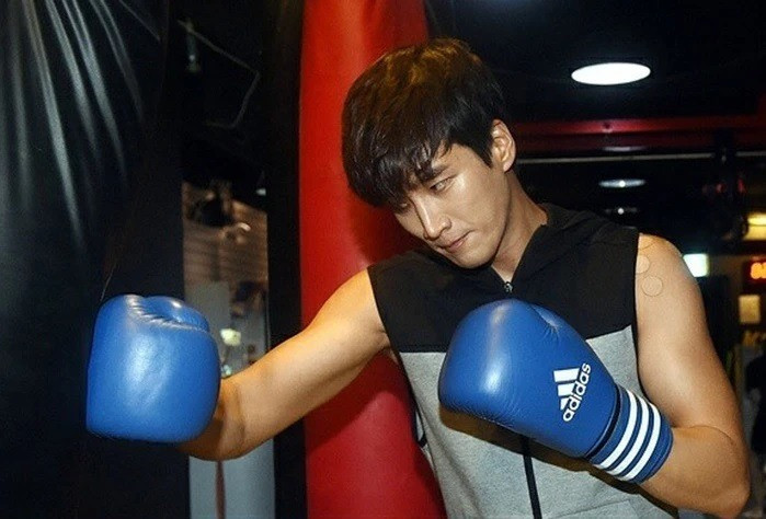 Ahn Bo Hyun sinh năm 1988. Trước khi gia nhập giới giải trí, nam diễn viên là vận động viên quyền Anh. Mydaily đưa tin diễn viên Tầng lớp Itaewon học đấm bốc từ những năm còn ngồi trên ghế nhà trường. Cha mẹ từng phản đối nhưng tôn trọng ý thích của con trai nên cho Bo Hyun theo đuổi boxing chuyên nghiệp. Anh từng nhận huy chương vàng khi đại diện tỉnh Busan tham gia quyền Anh quốc gia.