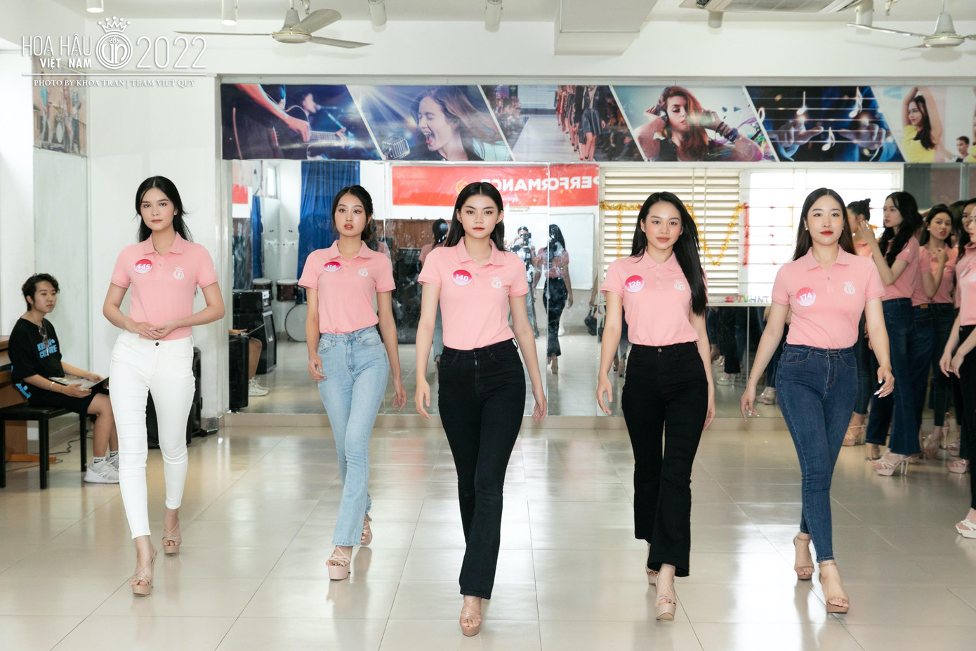 Buổi đầu tiên được học catwalk chuyên nghiệp với chuyên gia, các thí sinh còn khá lúng túng. Á hậu Tuyết Như chia sẻ với Tiền Phong: &quot;Sau buổi huấn luyện đầu tiên, Tuyết Như thấy các bạn có hình thể khá đẹp, chịu khó tập luyện. Tôi sẽ huấn luyện các bạn tốt hơn trong những buổi tập sau. Tôi tin chắc các bạn cải thiện và có màn trình diễn tốt ở đêm chung khảo&quot;.