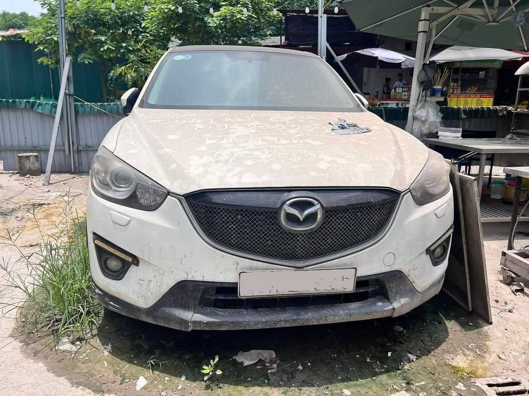 Xe ô tô hiệu Mazda CX-5 được cho là để lại quán bia từ thời dịch Covid nhưng chủ xe vẫn chưa đến lấy (Ảnh: Nghĩa Nguyễn/Oto+).